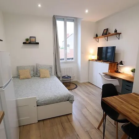 Modern And Cozy Apartment *